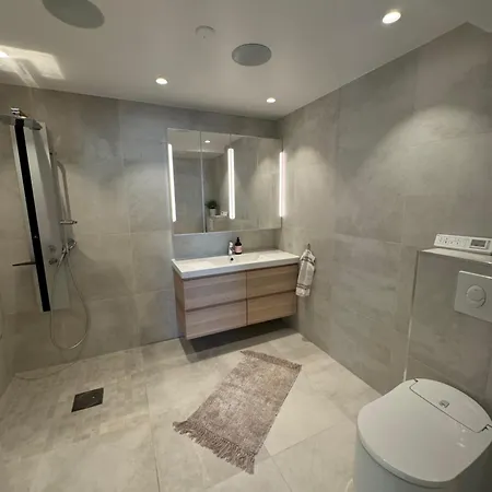 Big Modern Aparthment Near By The Sea & Center *