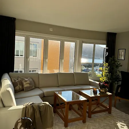 Big Modern Aparthment Near By The Sea & Center ترومسو