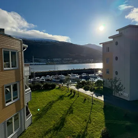 Big Modern Aparthment Near By The Sea & Center