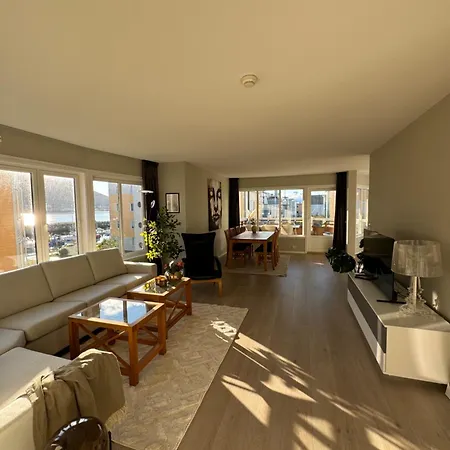 Big Modern Aparthment Near By The Sea & Center